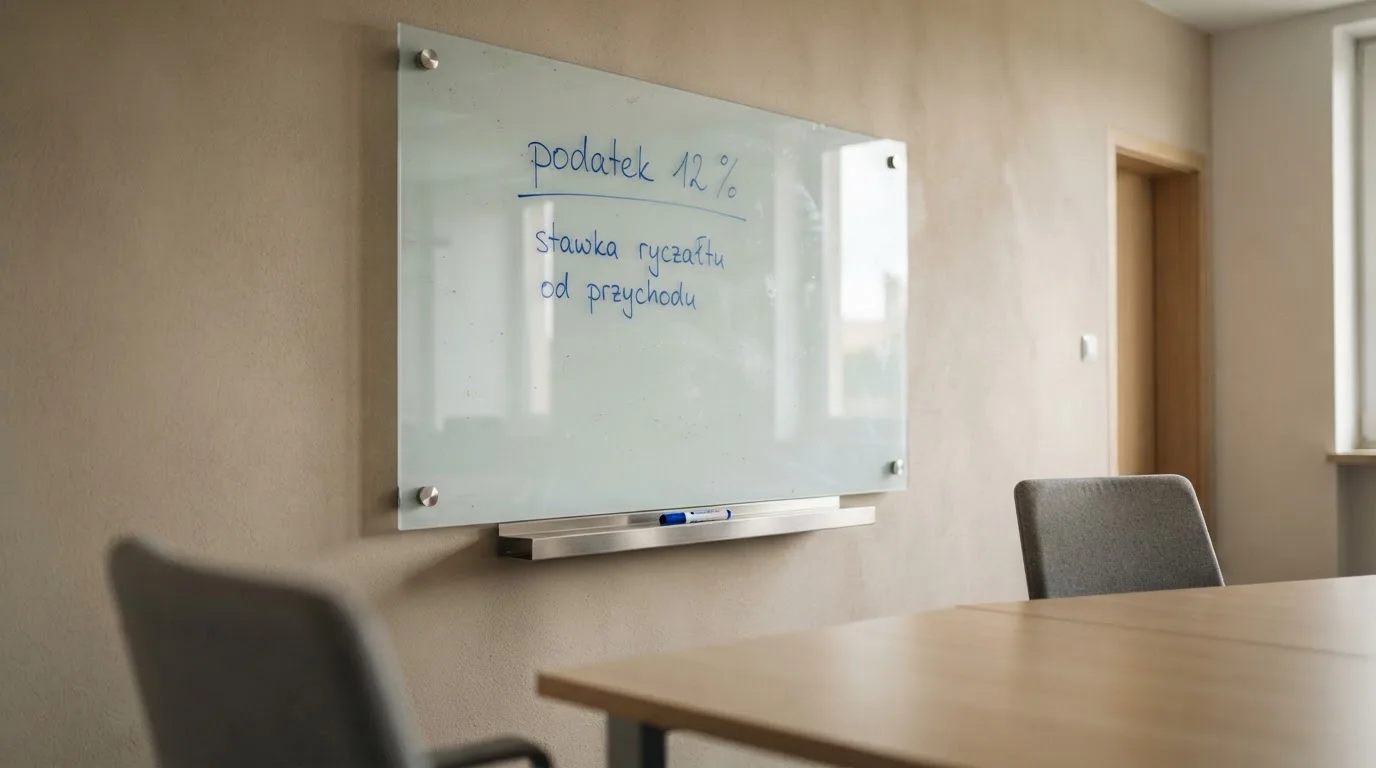 Szklana tablica suchościeralna w pustej sali konferencyjnej, lekko zakurzona, obok leży niebieski pisak.